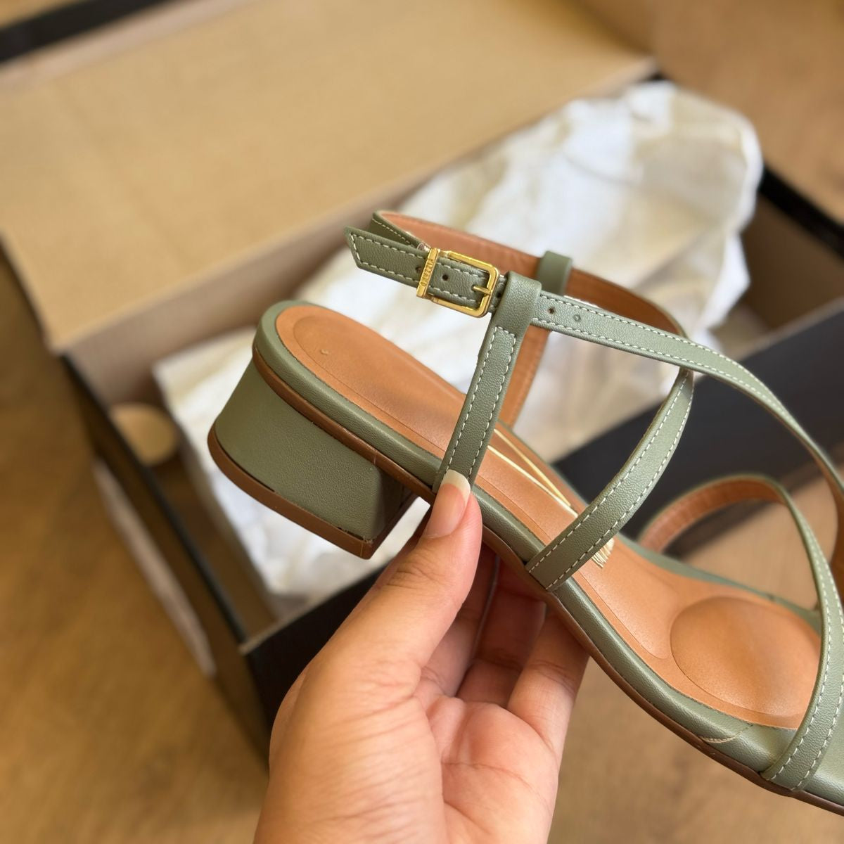 Sandália Vizzano Detalhe Dourado no Dedo 6454.123