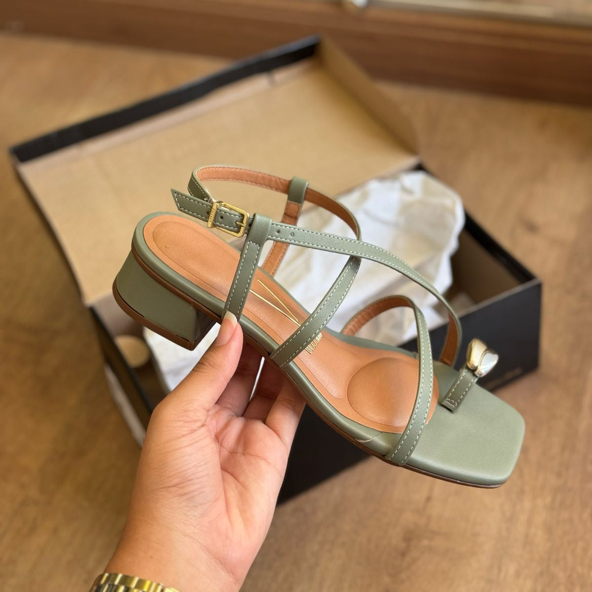 Sandália Vizzano Detalhe Dourado no Dedo 6454.123