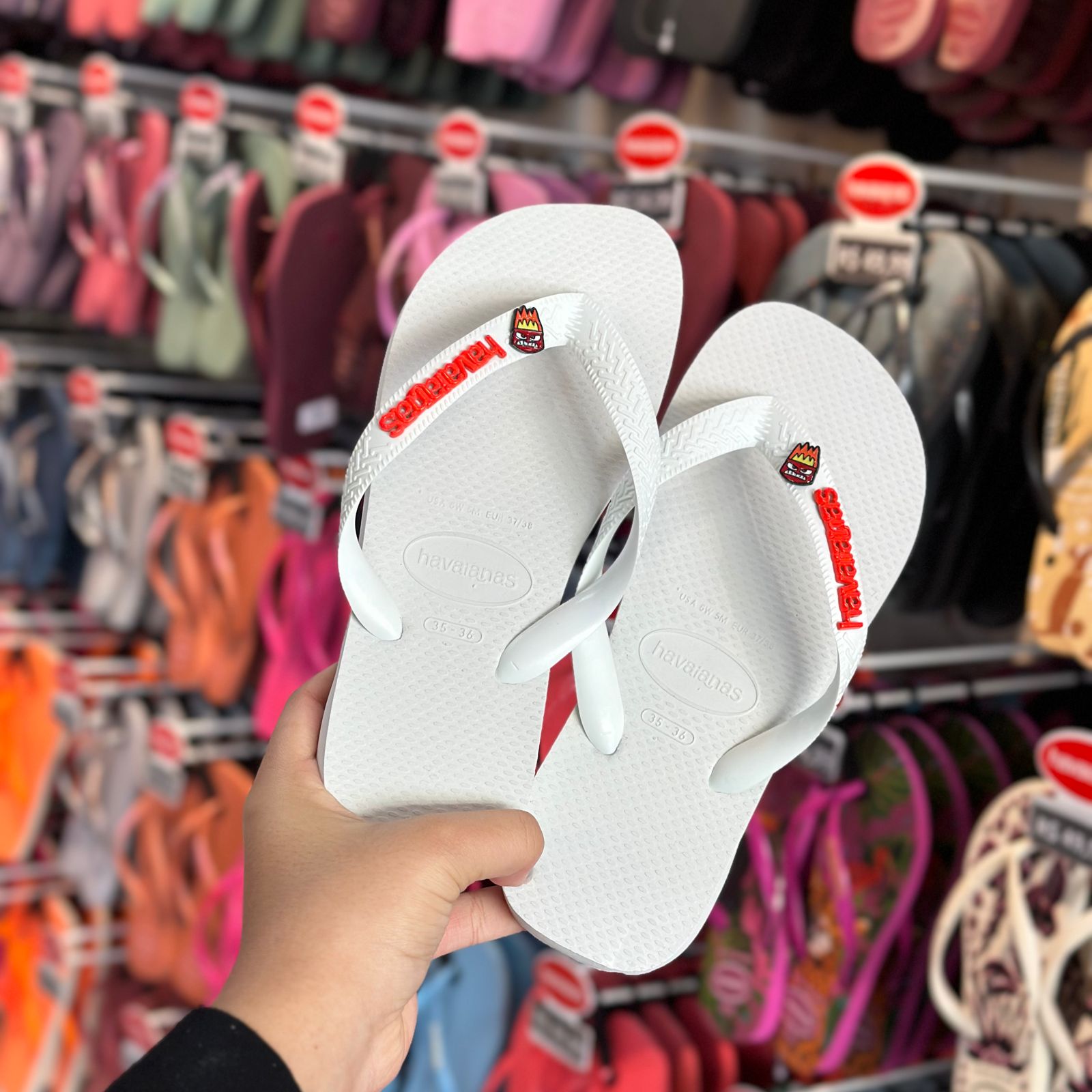 Havaianas Top (Branco) + Placa Logo + Pin Emoções Divertida Mente