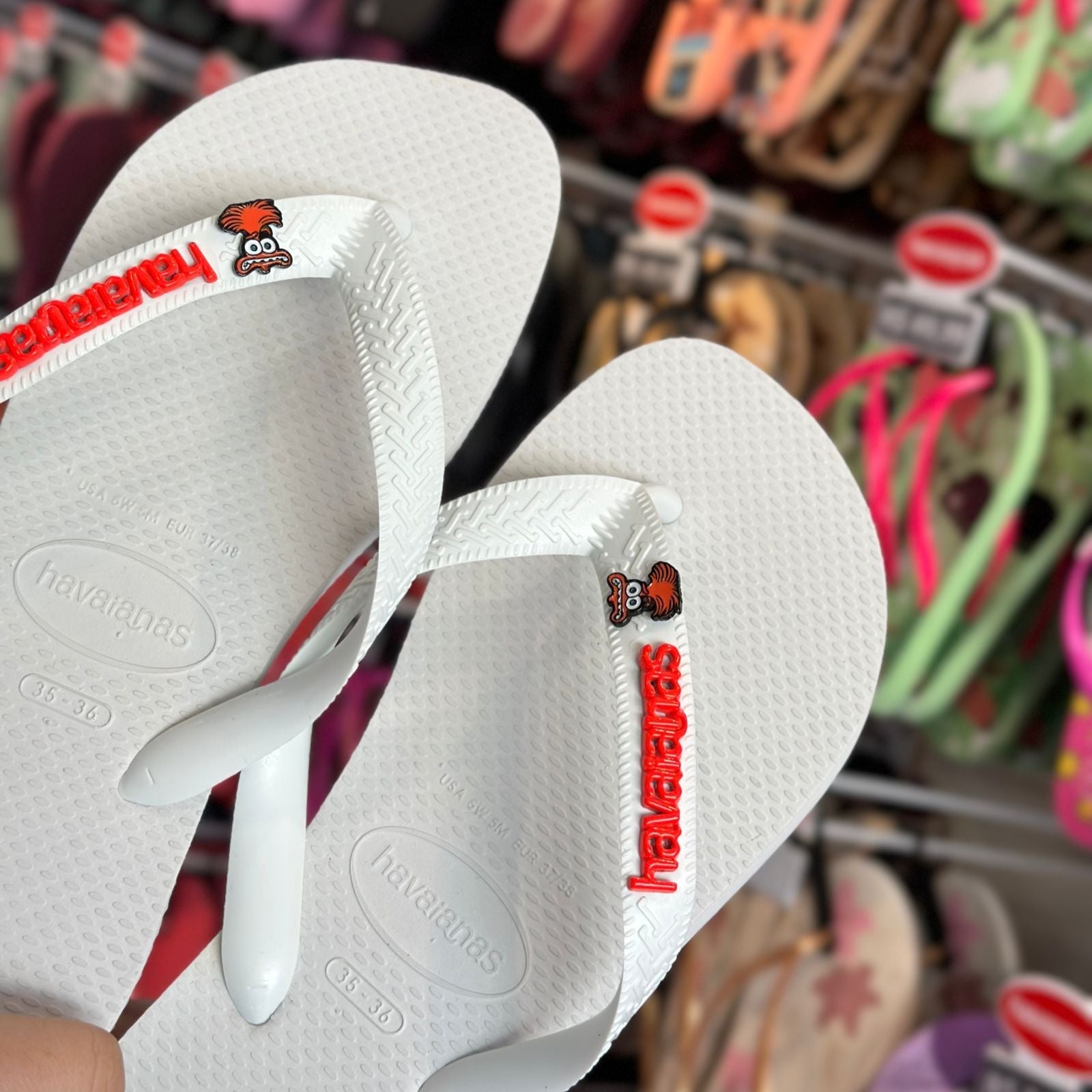 Havaianas Top (Branco) + Placa Logo + Pin Emoções Divertida Mente