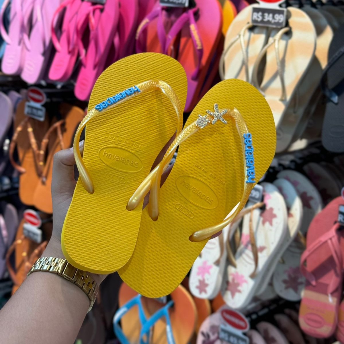 Havaianas Slim + Placa Logo Dourado + Pin Tartaruga e Estrela do Mar