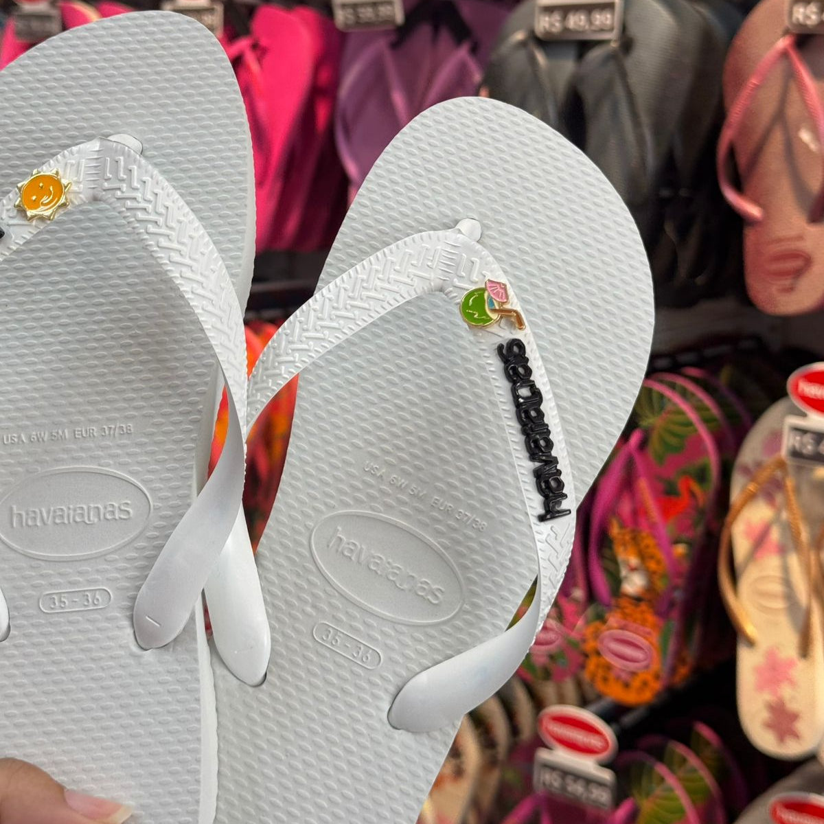 Havaianas Top + Placa Logo + Pin Sol e Água de Coco