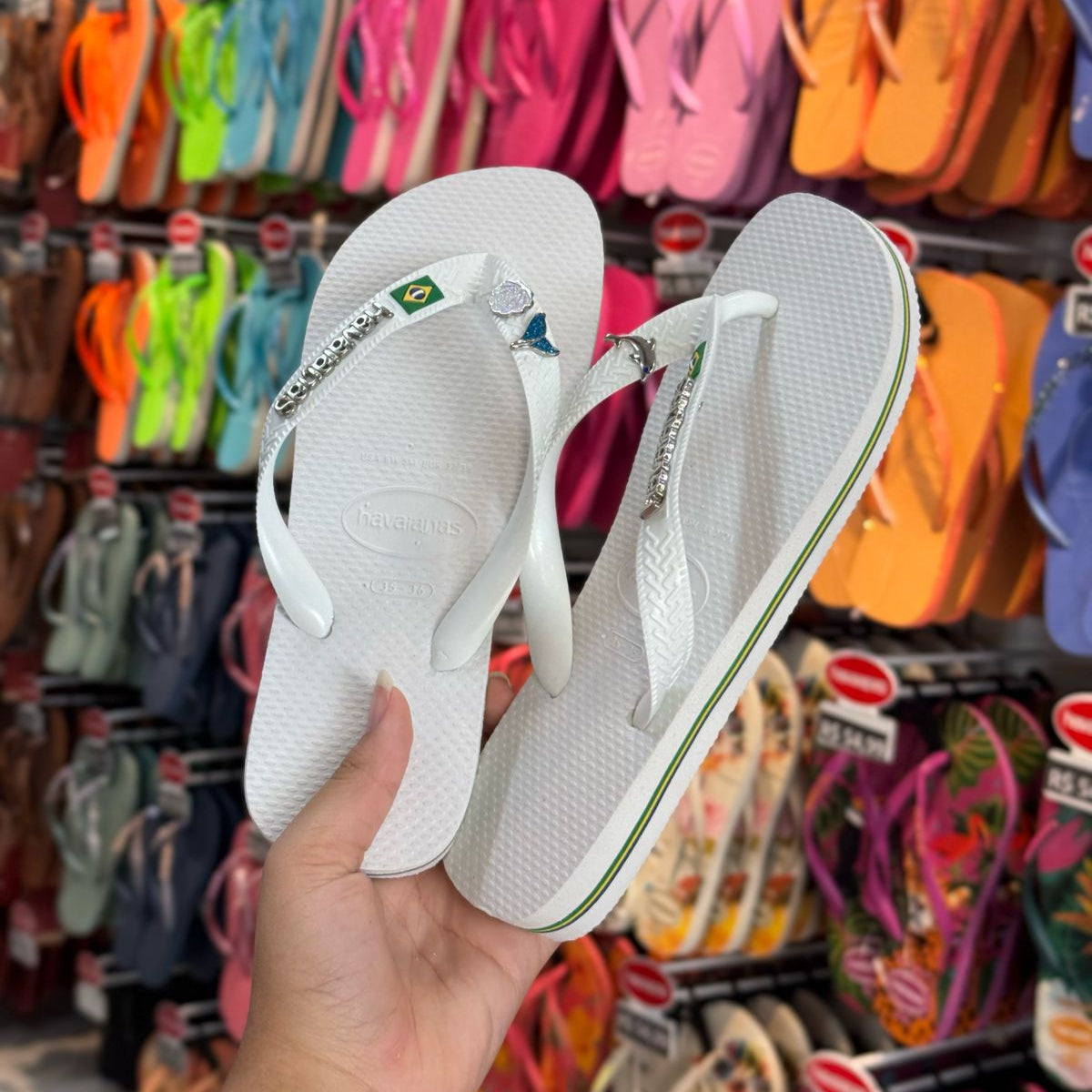 Havaianas Brasil + Pin Sereia, Concha e Golfinho