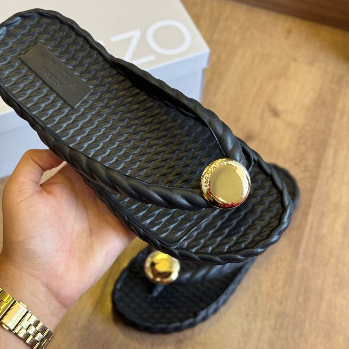 Sandália Arezzo Círculo Dourado Z190040013