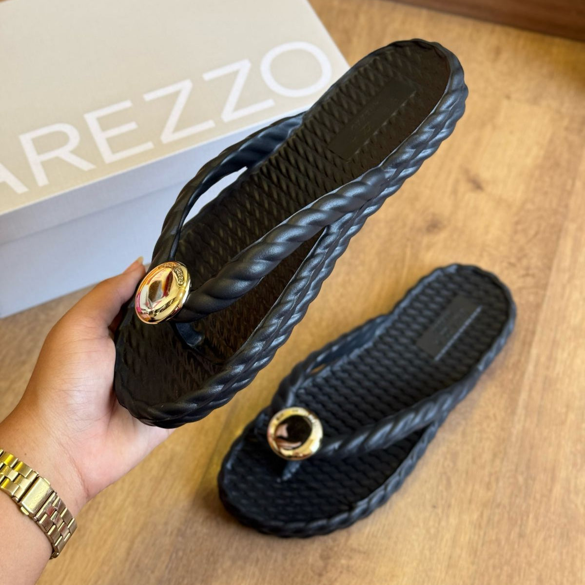 Sandália Arezzo Círculo Dourado Z190040013