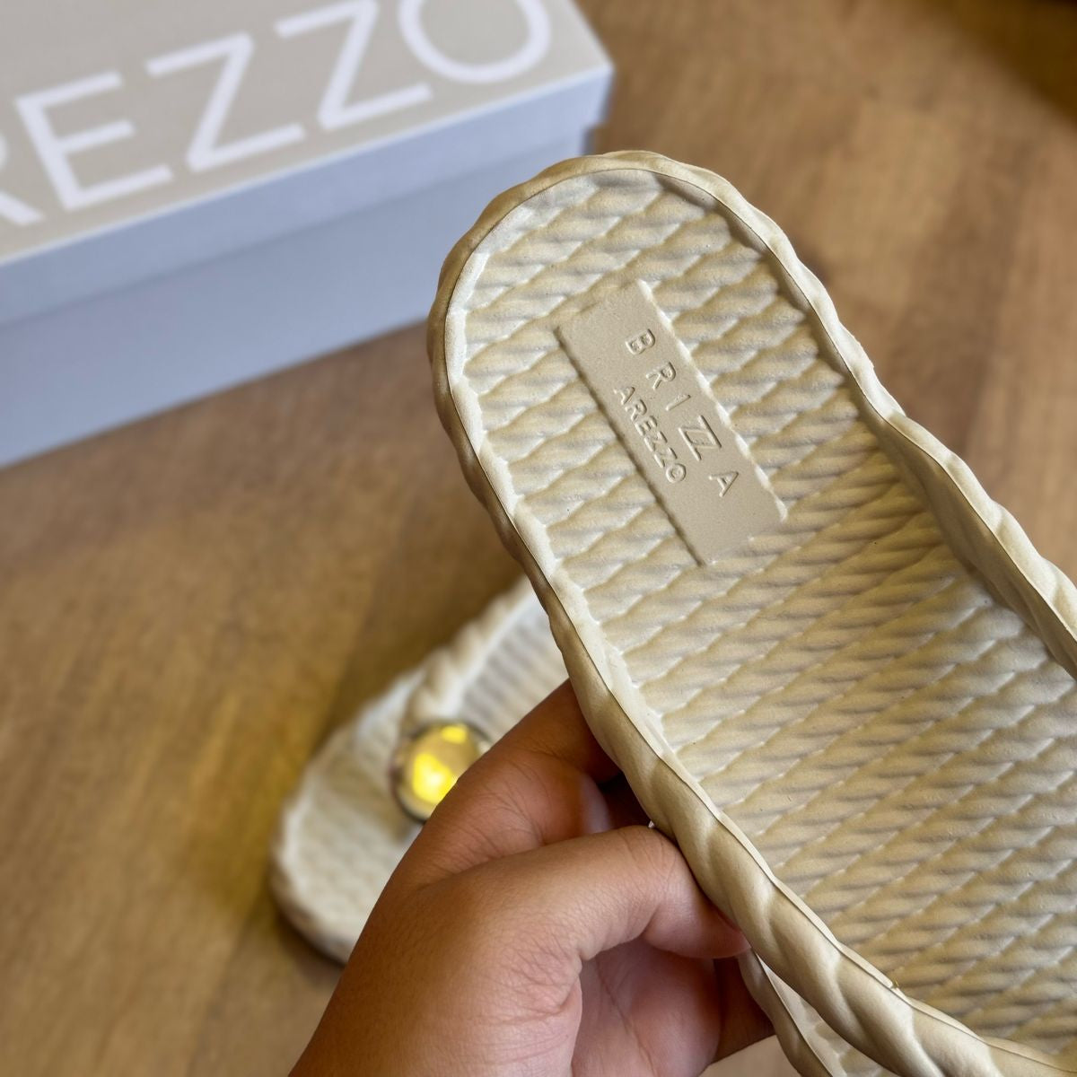 Sandália Arezzo Círculo Dourado Z190040013