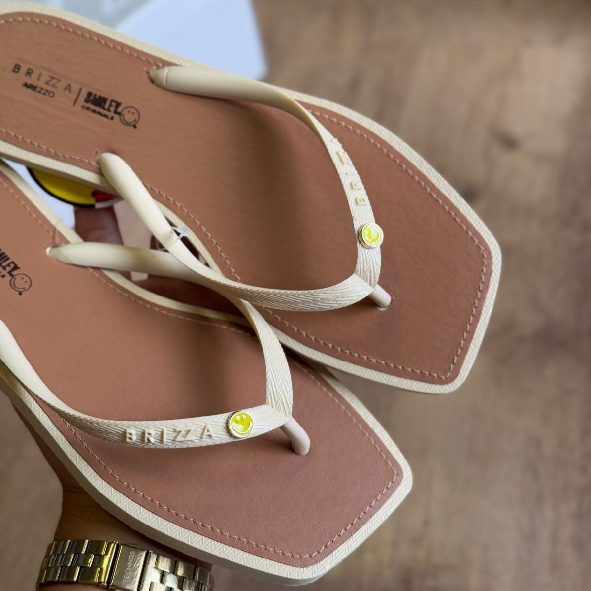 Chinelo de Dedo Arezzo Recouro Square Smiley Z190270199