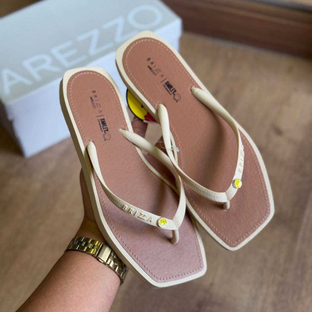 Chinelo de Dedo Arezzo Recouro Square Smiley Z190270199