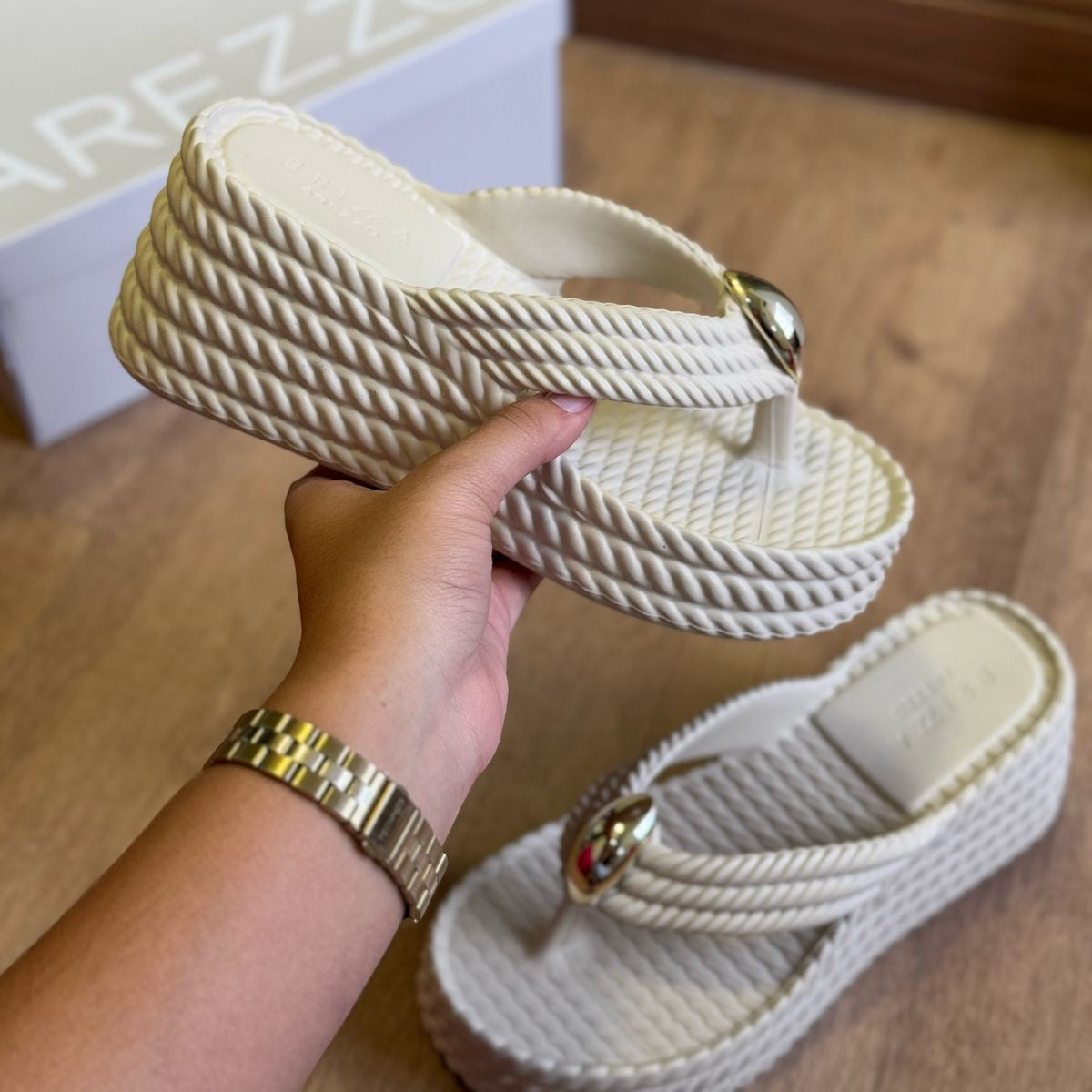 Tamanco Plataforma Arezzo Detalhe Dourado Z191430003