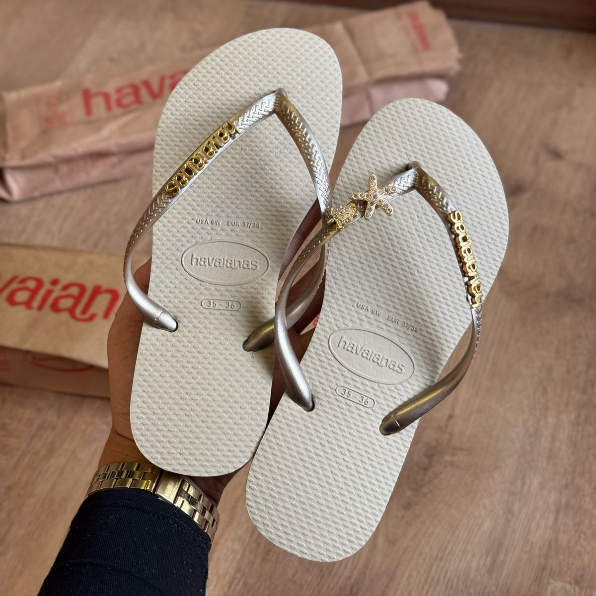 Havaianas Slim + Placa Logo Dourado + Pin Tartaruga e Estrela do Mar