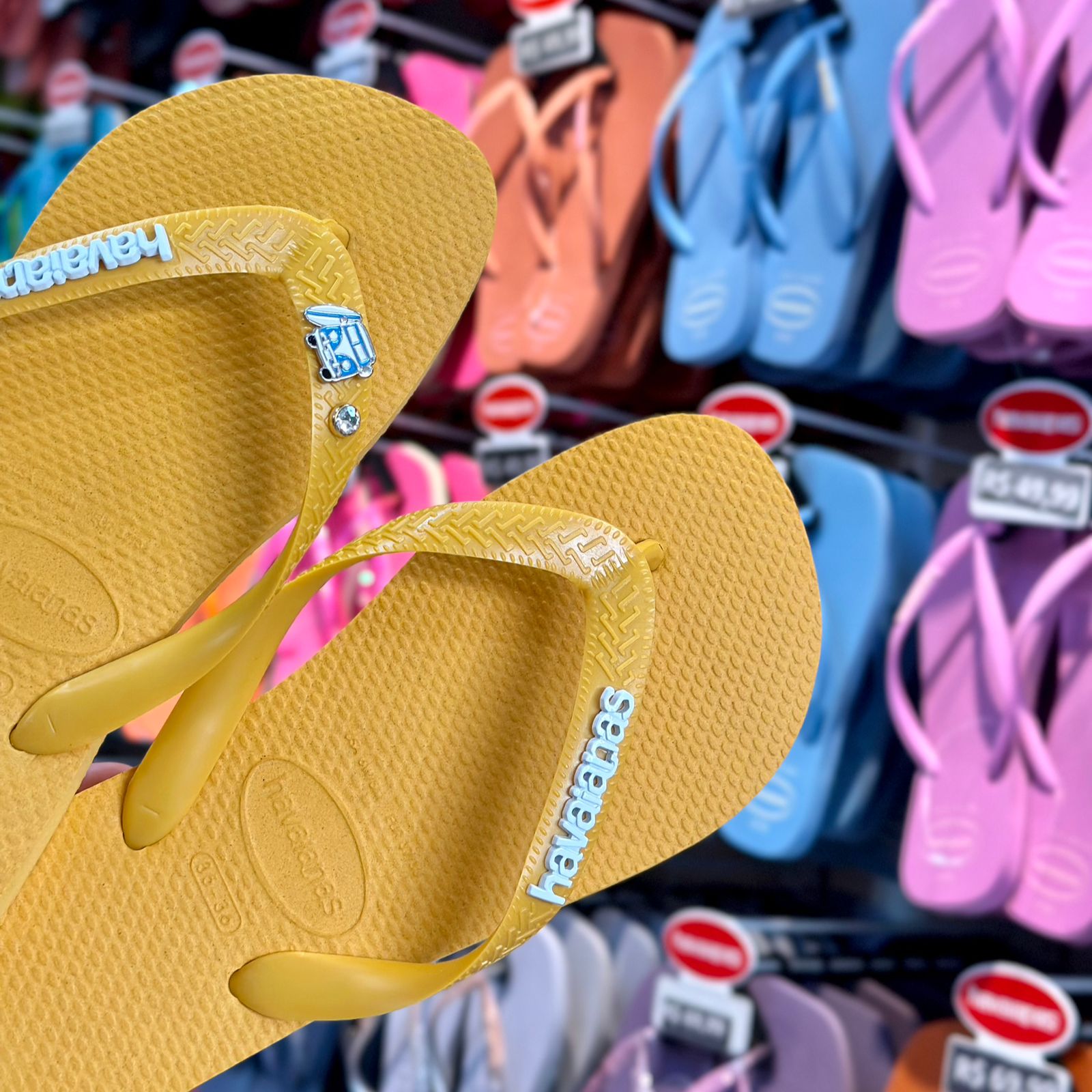 Havaianas Top + Placa Logo Branco + Pin Kombi e Ponto de Luz