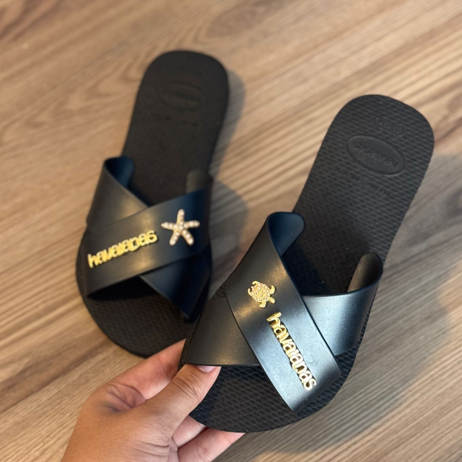 Havaianas Rasteirinha Aqua Metallic + Placa Logo + Pin Estrela e Tartaruga