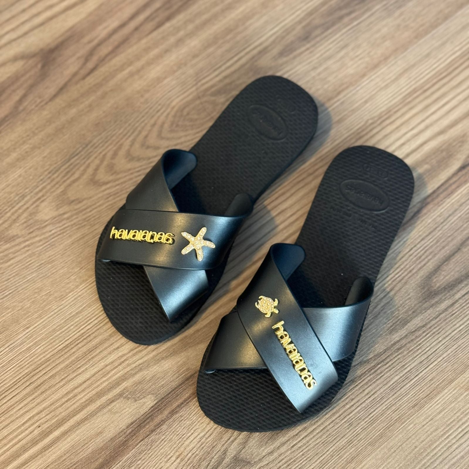 Havaianas Rasteirinha Aqua Metallic + Placa Logo + Pin Estrela e Tartaruga