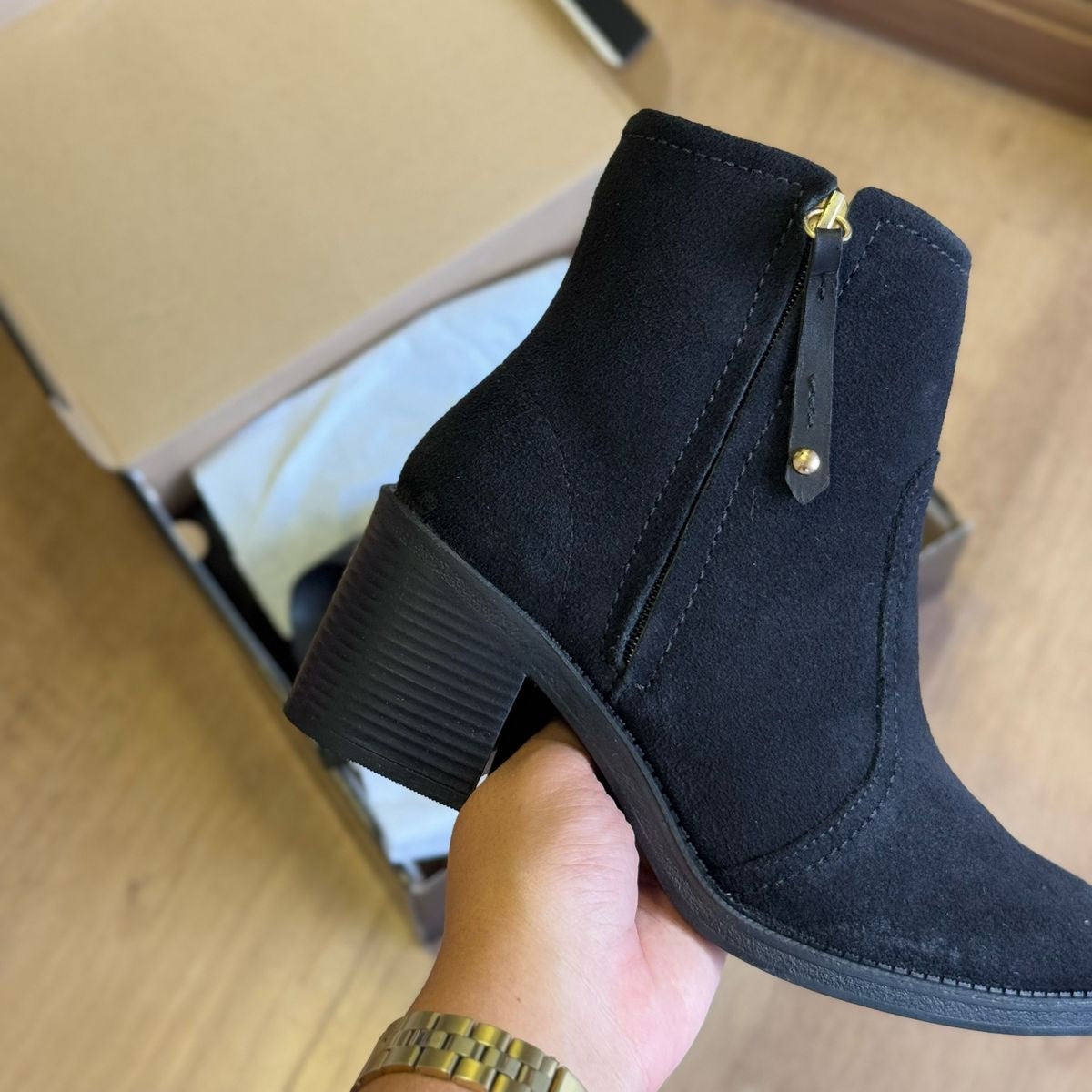 Bota Santa Lolla Couro Camurça Cano Curto Salto Grosso 0318.4E38.035A