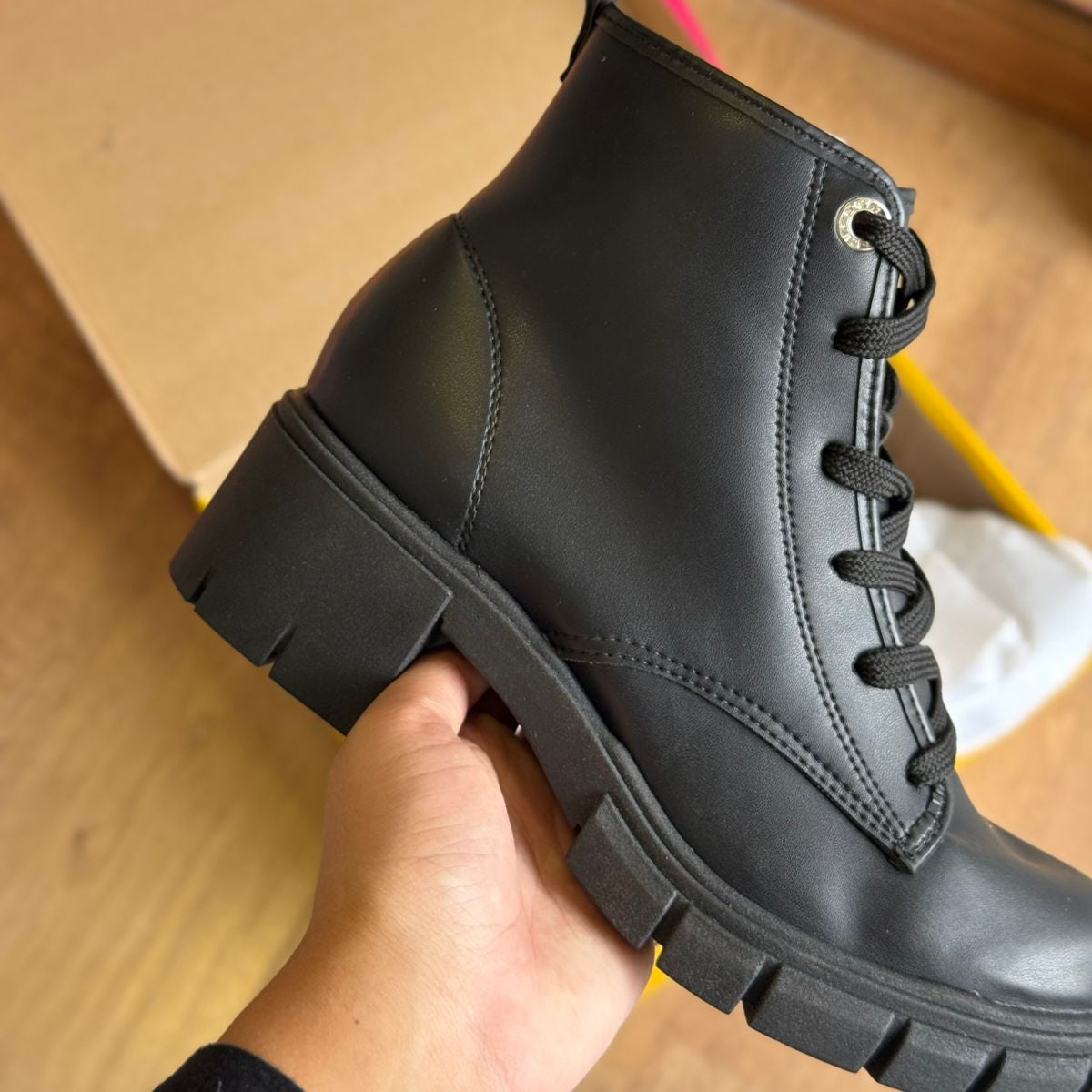 Bota Moleca Coturno Salto Bloco Tratorado - QUEIMA DE ESTOQUE