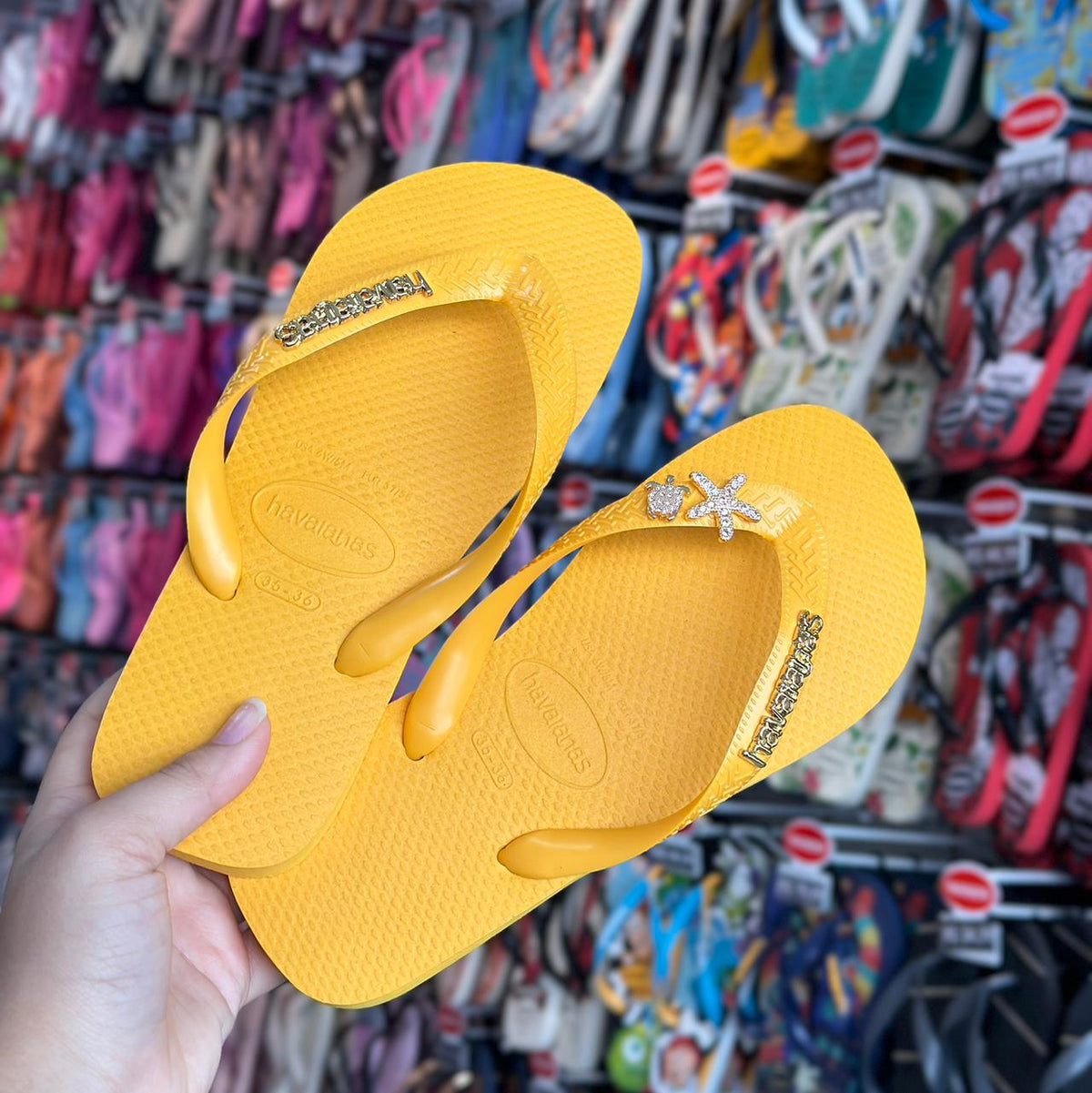 Havaianas Top Amarelo Pop + Pin Logo, Tartaruga e Estrela do Mar