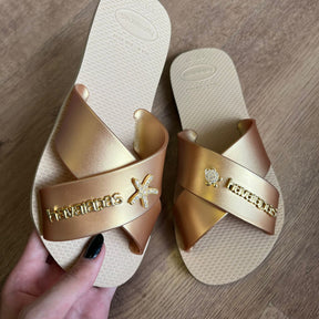 Havaianas Rasteirinha Aqua Metallic + Placa Logo + Pin Estrela e Tartaruga