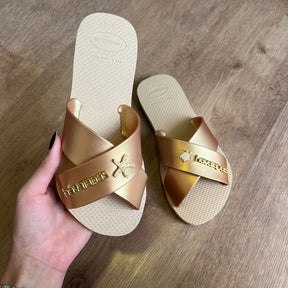 Havaianas Rasteirinha Aqua Metallic + Placa Logo + Pin Estrela e Tartaruga