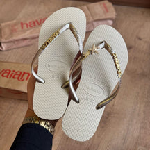 Havaianas Slim + Placa Logo Dourado + Pin Tartaruga e Estrela do Mar