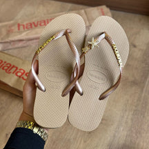 Havaianas Slim + Placa Logo Dourado + Pin Tartaruga e Estrela do Mar