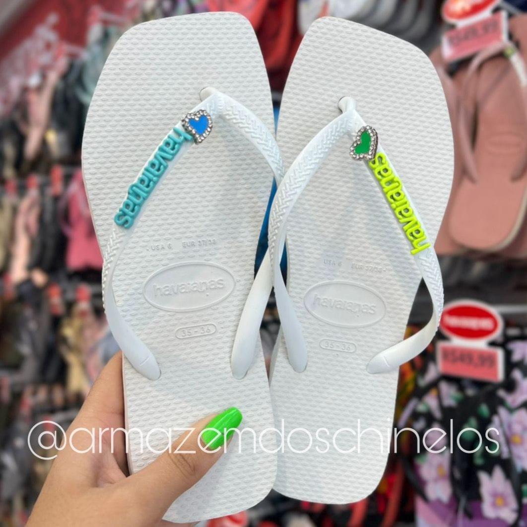Havaianas Slim Square (Branco) + Pingente Placa Logo e Coração