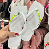 Havaianas Slim Square (Branco) + Placa e Pingente Trevo de quatro folhas