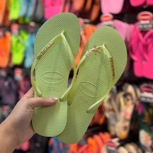 Havaianas Slim + Placa Logo Dourado + Pin Tartaruga e Estrela do Mar